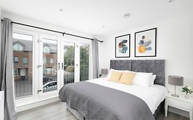 Skyvillion - London Enfield Chase Apartments With Parking & Wifi