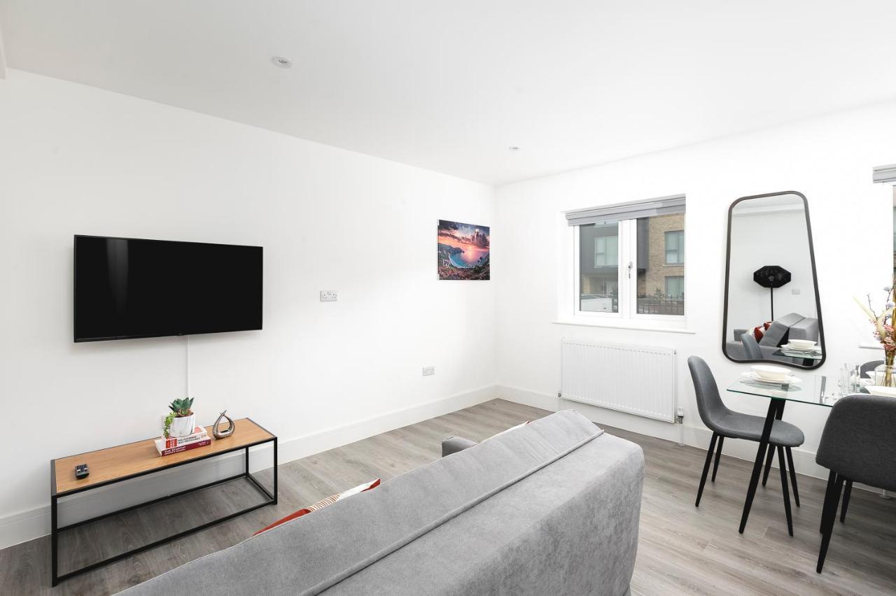 Skyvillion - London Enfield Chase Apartments With Parking & Wifi Exterior photo